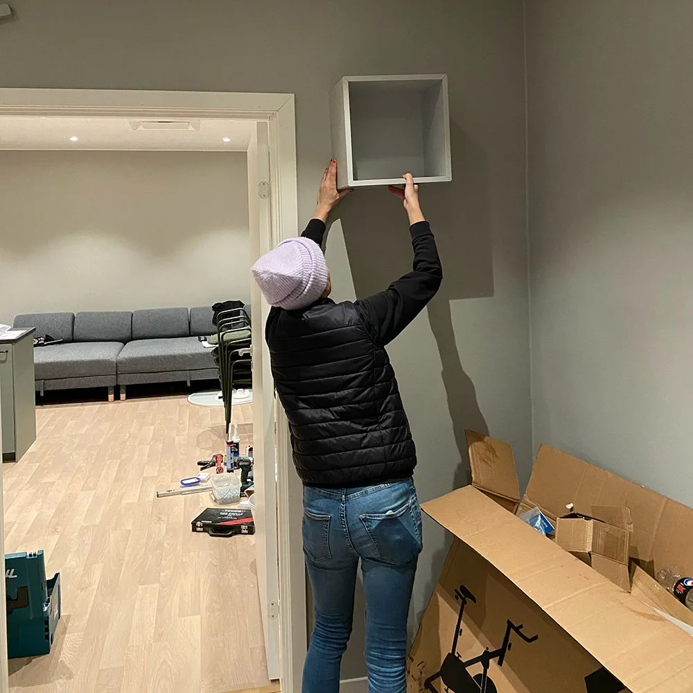 Montering på kontor Montering av inredning på kontor.
