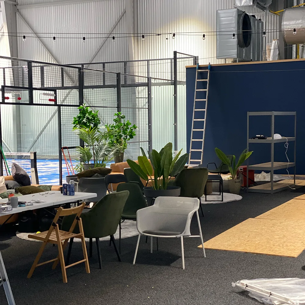 Inredning lounge Sjöbo Padelcenter Inredning pågår i en padelhall